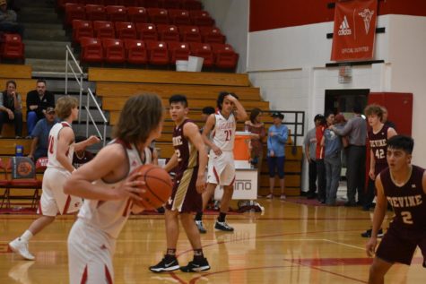 Tucker Elliot scans the floor for the open man.